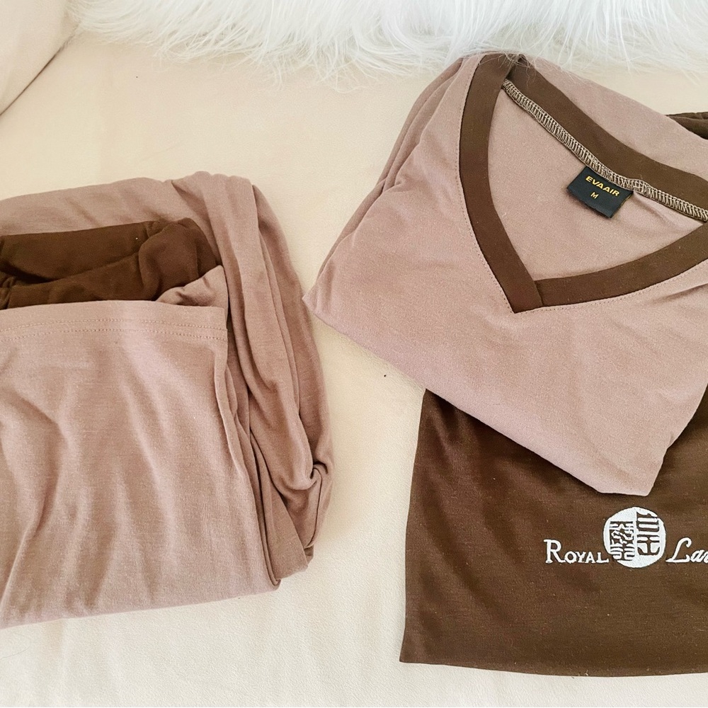 Unisex’s New long sleeves and pants comfort pajamas set for Eva airline Size M.